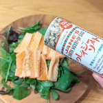 先日の夕ごはんコストコでサーモンを買ってきました。あまりに量が多いので、オットと二人暮らしなため、サイズ的に諦めていました。ですがセールしていたので買ってみました。さてどうやって食べよう。&hellip;のInstagram画像