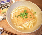 キンレイ様のお水のいらないシリーズ🍲大判揚げのきつねうどん🍲を頂きました✨スープは3種の削り節と昆布から取った、関西風の合わせ出汁✨具材はおっきな大判揚げと九条ねぎに、別袋で七味が付いてい&hellip;のInstagram画像