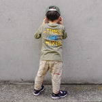 👕🦖˒˒⁡⁡⁡u0040nissen_kids_official様の綿𝟣𝟢𝟢％バックプリント長袖𝖳シャツ 💚⁡⁡表面はシンプルなんだけど裏面はさっくん大好きな恐竜のイラスト🦖⁡👩&hellip;のInstagram画像