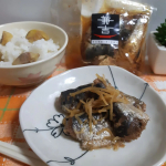 兼吉さまから、いわしの生姜煮、いただきました😊しっかり煮込んであるから骨まで食べられる！１人分ずつの小分けパックが使いやすい！ぜひ買い置きしておきたいと思いました😃レンチンが楽そうですが&hellip;のInstagram画像