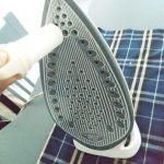 アイロンの滑りがずっと悪いなぁ～と思っていたけれど、掃除の仕方がわからなかったの・・が!!アイロンクリーナーと言う便利アイテムに出会いました&hearts;リップの様な形状で、アイロンにこびりついた洗濯のり・&hellip;のInstagram画像