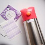 ✧お名前シール、めちゃくちゃ丈夫なやつ、モニターさせていただいたよ！u0040kwgc_inc 水濡れに強い、布にも貼ることができるというこちら！お洋服のタグに貼ったりも出来てめちゃくちゃ&hellip;のInstagram画像