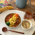 ［ 某日 ひるご ］今日も今日とてやる気はないが、お腹はしっかり減る自分のために手間をかけて作りたくないから冷凍庫に隠し持っていたこちらをレンチンで食べられる本格カレーニップン&hellip;のInstagram画像