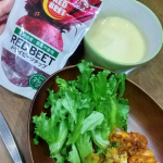 ビーツって聞いたことも見たこともあるけどイマイチ分からん！と、言うことで〜『RED BEET ドライビーツチップ』食べましたー！！サラダにもいいって書いてあったので、フリルレタスにドンっっ👏&hellip;のInstagram画像