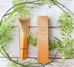 みずみずしいテクスチャーのクリームが目元に優しく馴染んで✨ラグジュアリーな香りが、スキンケアの最後に素敵な気分にさせてくれる😊小シワが気になるお年頃だから、有効成分のナイアシンアミドが入っているの&hellip;のInstagram画像