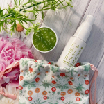 ♡ポーチに入れて持ち歩きやすいサイズがかわいい❤️華密恋の『ボディケアミニキット』を使ってみました🎵⁡ナチュラルミスト30mlは縦10.5cm。小さな巾着にすっぽりおさまるサイズ感でした。&hellip;のInstagram画像