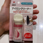 ・株式会社KAMAGUCHIアイロンクリーナーお馴染みのKAMAGUCHIさんから今回はアイロンクリーナーの紹介です。ざっくり言うと、温めたアイロンにアイロンクリーナーをこすりつける&rarr;ア&hellip;のInstagram画像