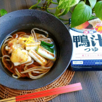 🥢少しずつ秋めいてくると温かいお蕎麦が美味しくなる〜今日のランチは「正田醤油 鴨汁つゆ」を使った鴨南蛮そば😍但し、諸事情によりお肉は鴨じゃなく鶏😆この冬季限定の鴨汁つゆ、お出汁がホント&hellip;のInstagram画像
