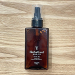 dayiseye新しく使い始めたヘアオイル🌿テクスチャはサラサラのオイルでベトつかず、香りがとっても爽やか🌲いつまでも残る感じの香りではなく付けた瞬間だけ香る感じだから、匂いに敏感な人も使える&hellip;のInstagram画像