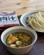 肉汁つけうどん〜😍✨正田醤油さまよりいただきました🥰この季節、昼は外や車の中は暑いけど家の中はひんやりで、かけうどんは暑いしざるうどんはちょい冷える感じでつけうどんがちょうどよく最高です❤️❤&hellip;のInstagram画像