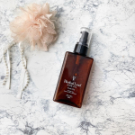 フレッシュティーの香りが癒しを与えてくれるヘアオイル✨つけたばかりの時は強めな香りだけど、時間が経つとほとんどわからないくらいになります。それが良い⭕️テクスチャーはさらりとしたオイル状ですが&hellip;のInstagram画像