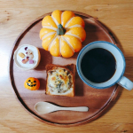 🎃👻おうちカフェ👻🎃朝ごはんを、おひとり様ハロウィン風に楽しみました🎃かぼちゃ飾っただけですが😂カネ吉のいわしの生姜煮を使って、オープントースト作りました🍞甘辛い生姜煮なので、しっかりした&hellip;のInstagram画像