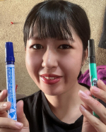 にじみブロックペンと名前ペン。にじみブロックペンで書いて、乾いたあとに名前ペンで名前を書くと滲まないんです！私の母が週三でデイサービス行ってて、衣服に名前を書くんです。その時に滲んでたんです&hellip;のInstagram画像