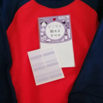 どこでもラベル、すばらしい😭💕💕名前つけってほんと大変ですよね、、この、どこでもラベルは、アイロン不要でぺたりと貼るだけ！！なんてありがたい🙏💕💕衣類やコップ、傘など園グッズほとんどいける🥳💓&hellip;のInstagram画像