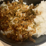 昆布の旨味がすごく引き立つ！兼吉のふりかけ。1歳児のご飯にかけて食べさせてみたれよく食べる食べる！おいしいね😋昆布や鰹、じゃこも入っていて風味がすごい！だし巻き卵に入れてアレンジしようと&hellip;のInstagram画像