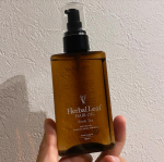 ・ウツクシア／ハーバルリーフハーバルリーフ オーガニックヘアオイル水のようにトロトロで爽やか系？な香りのこちらのヘアオイル、心落ち着くフレッシュティーの香りとのこと！肌も髪も乾燥気になる&hellip;のInstagram画像