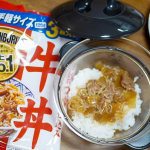 DONBURI亭3食パック「牛丼」とHARIOガラスのレンジおかず鍋をモニターにて試させていただきました。牛丼は湯せんでもあたためることができますがこのHARIOガラスのレンジおかず鍋を使うとお湯&hellip;のInstagram画像