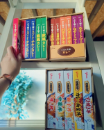 食卓応援📖&acute;-文庫本風みたいに並べたのは江崎グリコさんの &ldquo;ごはん文庫&rdquo;  ＢＯＸに入ってオシャレ📖&acute;- ＼忙しい時に手軽ごはん！／常温保存可能なの嬉しい&hearts;️具材と味にこだわったレトルト&hellip;のInstagram画像