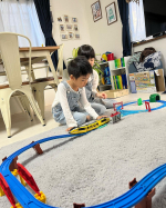プラレール2023 ベストセレクションセット届いてから毎日、幼稚園行く前も帰ってからもほんとずっとやってる‼️線路がいろんか形になるから頭使いながらあーしよーこーしよー、すごいなーって思う。男の&hellip;のInstagram画像