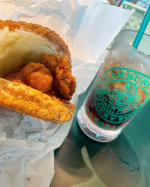 函館のソウルフードラッキーピエロのチャイニーズチキンバーガー🍔やっぱり函館に行ったら食べなきゃ😋#PR #モンマルシェ株式会社 #野菜をMOTTO #野菜をMOTTOかぼちゃ #monipl&hellip;のInstagram画像