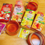 晩ごはんの後のリラックスタイムに😌フルーツのハーブティー🌿ノンカフェインなのでいつでも安心して飲める😮&zwj;💨ティーパックでそれぞれ選べるのも嬉しい☺️香りでもリラックス出来る😌#PR #日本緑&hellip;のInstagram画像