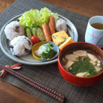 .冷凍していた黒枝豆ごはんで、またまた和な朝ごはんおにぎりアクションも終了間近なので、黒枝豆おにぎりに。何かワンプレートに色々盛り付けたらゴチャコチャになってしまったけど💦大根の浅漬けは&hellip;のInstagram画像