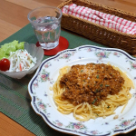 .最近またまた投稿が追いついてません💦これは今日ではなく先週のテレワークランチだったり😅冷凍していた自家製ボロネーゼをレンチン解凍して、ついでにパスタもレンジ調理で。スパゲティ(100g&hellip;のInstagram画像