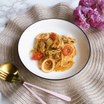 調理時間10分で、お店みたいなおしゃれパスタ♪もっちもちの生パスタに、魚介の風味が豊かな「ムール貝と北海道産イカのペスカトーレ」。トマトソースが重すぎず、イカや貝類の旨味がたっぷり！これは&hellip;のInstagram画像