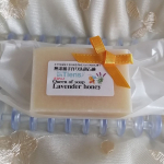 アンティアンの人気No.1無添加手作り洗顔石鹸「ラベンダーハニー」をお試しさせていただきました。ありがとうございます。🥰液体石鹼よりも「固形石鹸派」の私。さらに天然植物油脂を主原料にしている手作り石&hellip;のInstagram画像