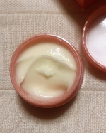 ニードル入りのコスメ、気になってたけどなかなか手が出せずにいませんか？貼るタイプのものとか、色々ありますけど、美容液タイプのものを使ってみました😃美容液というよりは濃厚なクリームっぽい😊乾燥肌の&hellip;のInstagram画像