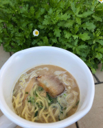 .屋外で食べるラーメンって一段と美味しく感じるのは私だけ？食べたのは京都発祥の人気店『ラーメン横綱』監修商品なんだけれど豚骨と醤油を合わせたようなコク深いスープが美味い！直火焼チャーシュー、&hellip;のInstagram画像
