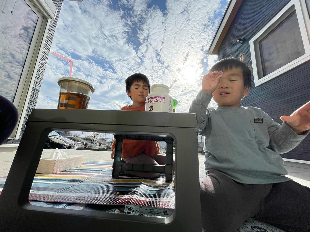 口コミ投稿：暖かい今日は今年最後？！のタイルデッキでピクニック気分👦👦☀️.風邪っぴきの本人たち…