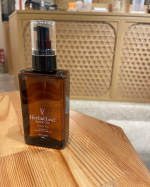 Herbal LeafOganic Hair oilフレッシュティーの香りこのヘアオイルは、ビタミンC誘導体によるキューティクル補修に着目していて、傷んだ髪を集中補修してくれるそう😆ヘ&hellip;のInstagram画像