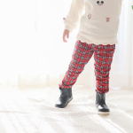 ・u0040nissen_kids_official から裏シャギースキニーパンツのモニターさせてもらいました♡娘は赤チェックパンツ！トップス黒でも白でもピッタリだしグリーンにしたらク&hellip;のInstagram画像