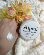 [beauty＊アルピニエッセンスクリーム]⁡⁡秋になり今年は顔の酷い乾燥に悩んでおりました。猛暑だった夏の間は、ずっと子供に付き合い公園三昧の毎日でした。⁡元から肌が弱く乾燥気味でしたが&hellip;のInstagram画像