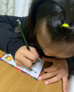 🎁今年もサンタさん🎅に手紙を季節がやってきました✏️なににしようかな〜？サンタさん来てくれるかな〜？🌈小学生になったので自分で考えて手紙書いてました🩵なんて書いてるか皆わかるかな&hellip;のInstagram画像