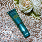 アロエモイスチャー ハンドクリーム✨保湿力が高いのにべたつかないハンドクリーム「アロエモイスチャー」😌グリーンメタリックの高級感のあるパッケージです💚伸びが良くてみずみずしいテクスチャで、ベ&hellip;のInstagram画像