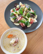 こんにちはいいお天気で気持ちいいぃ❤️体重増加が止まらないのに、お昼もしっかり食べる私😅今日は高級生ハムいただいたのでサラダ🥗と朝用のシチュー食べました。生ハム、ヘビーリーフ、ブロッコ&hellip;のInstagram画像