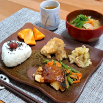 .テレワークランチに ワタミの宅食 いつでも三菜主菜に副菜が2つのお惣菜セットなので、ごはんと汁ものを合わせるだけで、簡単にバランスのとれた一汁三菜の献立に🎵時間のないお昼にレンチンするだけ&hellip;のInstagram画像