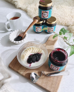 .&hearts;┈┈┈┈┈┈┈┈┈┈┈┈┈┈┈&hearts;⁡ある日の朝ごはん🍽☀️⁡パンを切らしていたからサッと多めのヨーグルトで腹ごしらえ❤️⁡バナナと一緒にのっけてるジャムは青森市の【カシスジャムの店&hellip;のInstagram画像