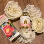 💍フレグランス椿オイル　ピンクローズ💍最近寒くなってきましたので、乾燥が気になり、普段のクリーム➕椿オイルパックという使い方を始めました✨カサカサだった肌がしっとりして、潤いの持続力がかなりあ&hellip;のInstagram画像