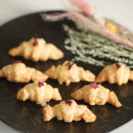 ◇ビーツパイレシピ◇前菜&bull;パイシート　1枚&bull;チーズ適量&bull;ドライビーツチップ▷作り方①パイシートを解凍し、　軽く伸ばして　三角にカット▽△▽△▽△②三角の広い方にチーズとビーツをのせて&hellip;のInstagram画像