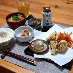 .海老や豪華な食材は何もないいつもの野菜メインの天ぷらと豚汁でのご飯道の駅で購入した胡麻豆腐は柚子胡椒とだし醤油で。ちりめんじゃこをトッピングしたじゃこ飯にもだし正油を香り付け程度にほんの少し&hellip;のInstagram画像