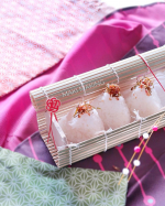 💫大好きなごはん、そしておにぎり🍙チョコレートやクッキーに代わっておやつがおにぎりでもいい🤣こちらは、ごはんのおとも、カネ吉の生ふりかけ原料や製造にこだわってあるおかげでシンプルだけど&hellip;のInstagram画像