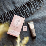 ☕️指先から始まるティータイム。BIBIDAY TEA TIME ハンドクリーム アールグレイの香り。しっとり柔らかく手を包みながら、香りにも癒されました。アールグレイならではの、深く落ち着き&hellip;のInstagram画像