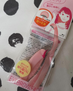 ニッケンかみそり株式会社のまゆ・顔用カミソリを頂きました‼️このカミソリ、ものすごーく小さい‼️刃の長さを測ってみたところ、なんとたったの9mm‼️実は、普段から別ブランドのミニミニサイズなカ&hellip;のInstagram画像