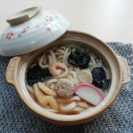 仕事から疲れて帰ってきた時、特に冬！！寒いわ腹ペコだわでもう一ミリも料理する気にならない、でもそれなりのものを食べたいって時にキンレイの冷凍麺はすごく助かります☺️具も入ってるしなんせ水を量る必&hellip;のInstagram画像