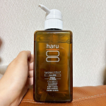 ．．産後で体質が変化したのか、こどもとのお風呂で忙しいからか、頭皮がベタついたり、髪の毛がぱさつくように...🫨そして頭の匂いも気になる・・！．．haru kurokamiスカルプは、&hellip;のInstagram画像