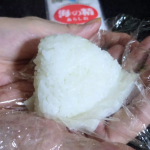 久しぶりに塩おむすびを作って食べました。美味しかったです。塩は料理の決め手！美味の素であり、元気の要。　伝統海塩「海の精」のおいしい塩類バランスが素材の持ち味を生かして、 食の味覚世界を広げて&hellip;のInstagram画像