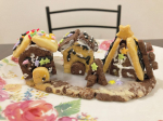 一足お先にクリスマス気分🎄娘と一緒におかしのまちを作ってみました👧❤️このヘクセンハウス、普通は作るのほんとに大変なんです&hellip;。クッキーがきちんと真っ直ぐ綺麗に焼けないと建設するのが大変で😂で&hellip;のInstagram画像